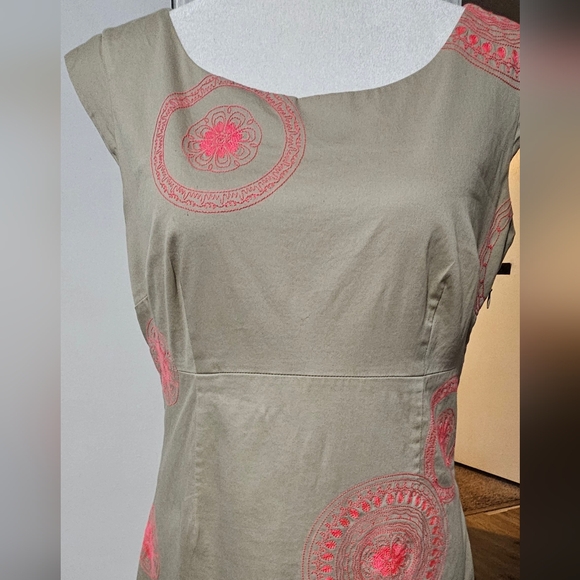 Boden | Embroidered Circular/Floral Mandala Sheath Style Midi Dress - Picture 4 of 12